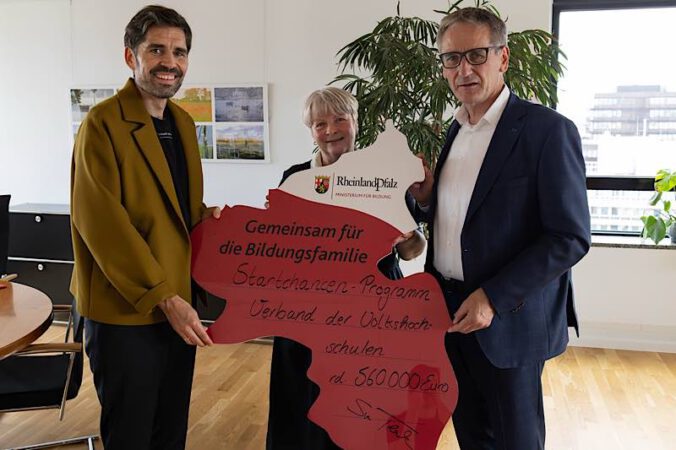 Sven Teuber, Ute Friedrich vom vhs Landesverband Rheinland-Pfalz und Landtagspräsident Hendrik Hering (Foto: Ministerium für Bildung / Jonas Birk)