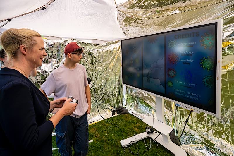 Staatsministerin Dörthe Schall auf der digitalen Jagd nach gefährlichen Keimen. (Foto: Klaus Venus)