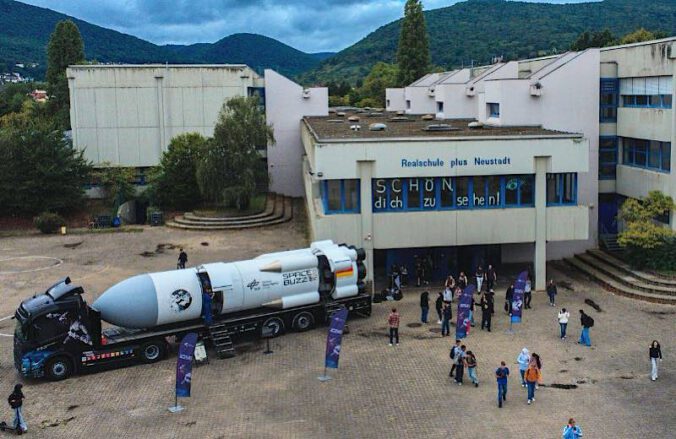 Der Hightech-Truck vor der Schule (Foto: Stadt Neustadt)