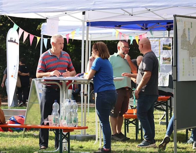Beim ersten Fest im Landauer Thomas-Nast-Park boten die Informationsstände des Quartiersmanagements, der städtischen Klimastabsstelle sowie verschiedener Vereine und Einrichtungen aus dem Quartier zahlreiche Anregungen und Gelegenheit zum Austausch. (Quelle: Stadt Landau in der Pfalz)
