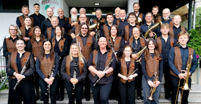Das Kolping Blasorchester Erfenbach unter der Leitung von Luisa Ultes (unterste Reihe, 3. v. rechts) (Foto: Kolping Blasorchester Erfenbach)