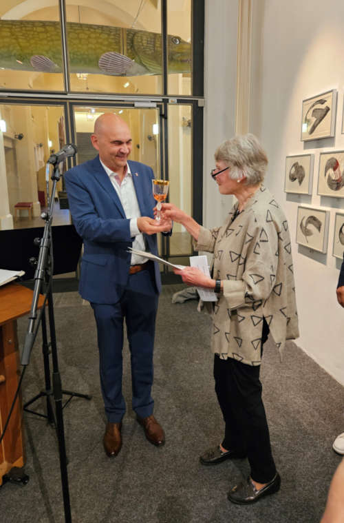 Bürgermeister Manfred Schulz und Preisträgerin Erika Klos (Foto: Stadt Kaiserslautern)