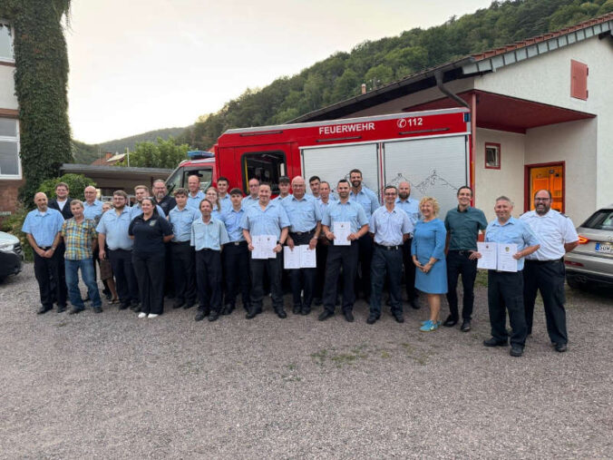Bürgermeister Christian Burkhart (3.v.r.), Stadtbürgermeisterin Carmen Winter (4.v.r.), Wehrleiter Bernd Pietsch (rechts), der stellvertretende Wehrleiter Andre Schuster (links) und Ortsvorsteher Andreas Hauck (3.v.l.) mit der frisch gebackenen Ortswehr Gräfenhausen (Foto: Verbandsgemeindeverwaltung Annweiler)