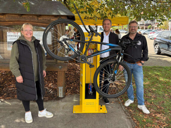 Einweihung der Radservicestation in Schweigen-Rechtenbach mit Ortsbürgermeisterin Sabine Bentz, Christian Weinkauff, Geschäftsführer ADAC Pfalz e.V. und Jürgen Bentz, Vorstizender des ADAC Ortsclubs "Deutsches Weintor" Schweigen-Rechtenbach (Foto: ADAC Pfalz e.V.)