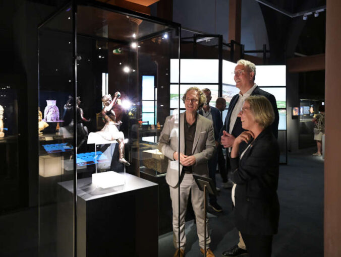 Museumsdirektor Alexander Schubert, Ministerpräsident Alexander Schweitzer und Oberbürgermeisterin Stefanie Seiler vor der Bronzestatue von "Alexander dem Großen" in der aktuellen Ausstellung "Caesar & Kleopatra". (Foto: Klaus Landry)