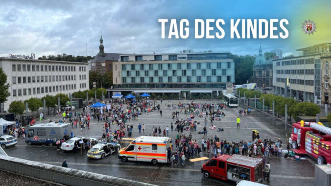Rund 800 Schülerinnen und Schüler aus 12 Kaiserslauterer Grundschulen nahmen am "Tag des Kindes" auf dem Stiftsplatz teil. (Foto: Polizeipräsidium Westpfalz)