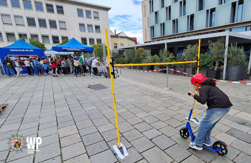 Beim Rollerparcours ging es sowohl um das Beherrschen des Rollers als auch um Geschicklichkeit und die Kenntnis von Verkehrsregeln. (Foto: Polizeipräsidium Westpfalz)