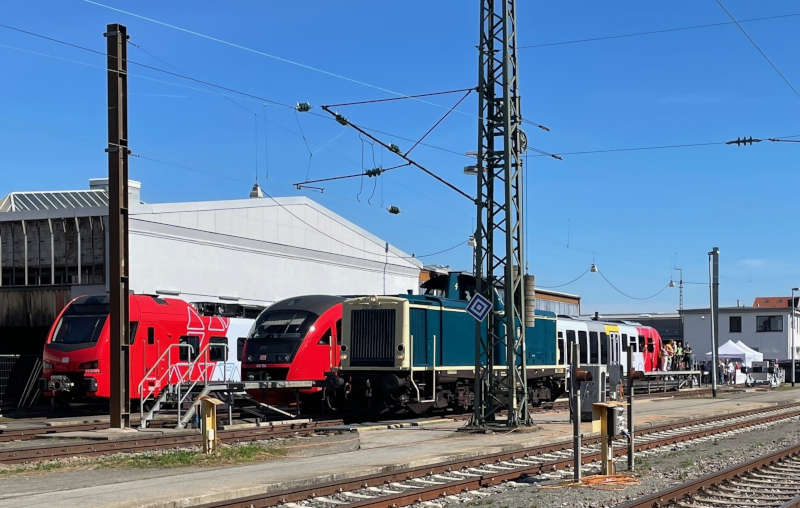 Neben der Ausstellung des neuen Akkuzuges und des  planmäßig im Alsenztal eingesetzten, eben falls im Landesdesign gehaltenen Triebwagen der Baureihe 642 bot die DB Führerstandmitfahrten mit einer früheren Bundesbahndiesellok der Baureihengruppe V 100 an (Quelle: zöpnv/fe)