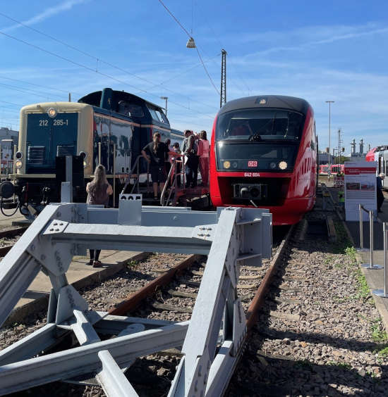 Reges Interesse am Blick über die Schulter des Lokführers bei den Führerstandmitfahrten. (Quelle: zöpnv/fe)