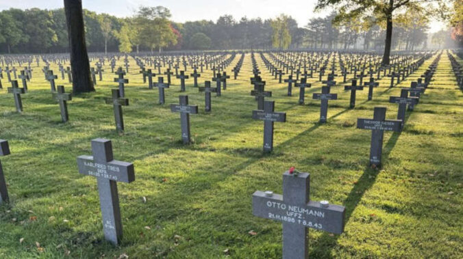 Ysselsteyn, die einzige deutsche Kriegsgräberstätte in den Niederlanden, mit mehr als 32.000 Toten. Mit Blick auf die Fläche ist sie die größte deutsche Anlage in Westeuropa. (Foto: Volksbund Deutsche Kriegsgräberfürsorge e. V. / Christiane Deuse)