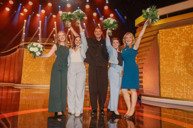 Strahlende Gesichter: Sie haben den Einzug ins Finale geschafft. v.l.nr. Anna Zenz (Mosel), Lucia Winterhalter (Baden), Levin McKenzie (Rheinhessen), Katja Simon (Hessische Bergstraße), Emma Meinhardt (Saale Unstrut) (Foto: DWI)