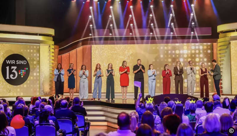 Die 12 Kandidatinnen und Kandidaten erwarten gespannt die Entscheidung der Wahl-Jury (Foto: DWI)