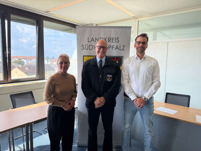 Landrätin Dr. Susanne Ganster mit Dennis Zick und Christoph Kästner (Foto: Kreisverwaltung Südwestpfalz)