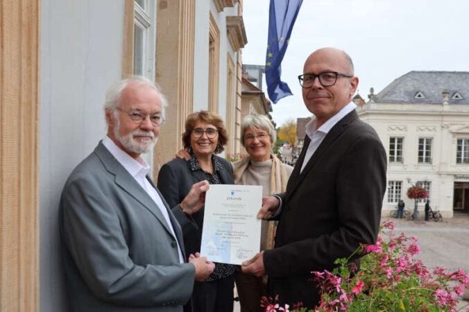 v.l.: Prof. Dr. Wolfgang Pauly, Dr. Dominique Ehrmantraut und Cornelia Kliebe. (Quelle: Stadt Landau)