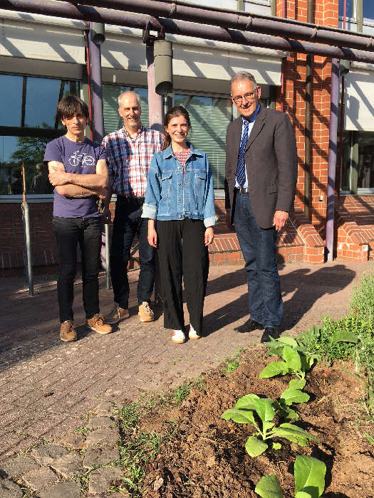 Im Mai war die Tabakkönigin Franziska I. mit ihrem Vater Thomas Dobler (links) ins Kreishaus gekommen, um die Pflanzen mit dem Ersten Kreisbeigeordneten Georg Kern (rechts) und Richard Dümmler von der Abteilung „Bauen und Umwelt“ anzupflanzen. (Foto: KV SÜW)