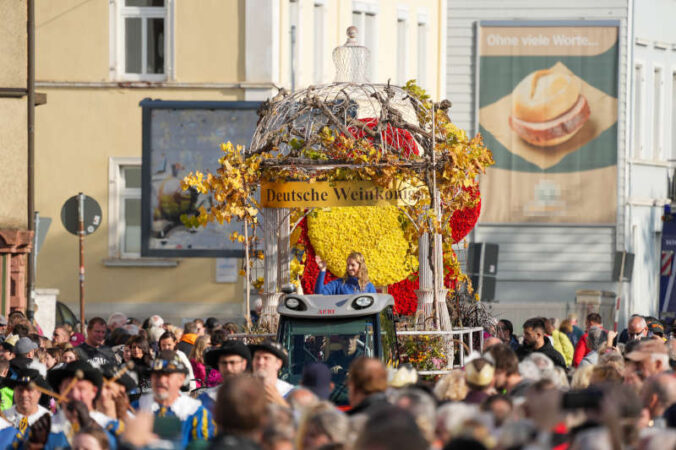 Anna Zenz, 77. Deutsche Weinkönigin, mit der Nummer 107 (Foto: Holger Knecht)