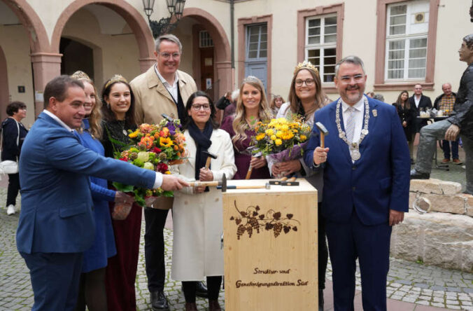 Vernagelung der Weinkiste im Rathausinnenhof (Foto: Holger Knecht)