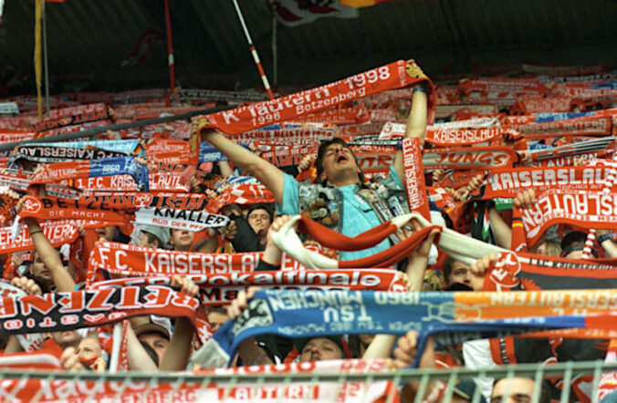 Fans feiern den Deutschen Meistertitel des 1. FC Kaiserslautern in der Saison 1997/1998. (Bildnachweis: Picture Alliance, Foto: Werner Baum)