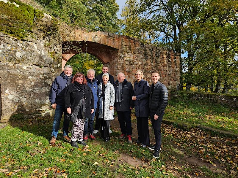 Landtagsabgeordneter Andreas Rahm, Hoheneckens Ortsvorsteherin Heike Spies, Fördervereinsvorsitzender Klaus Meckler, Oberbürgermeisterin Beate Kimmel, Stadtratsmitglied Patrick Schäfer, Bezirkstagsvorsitzender Hans-Ulrich Ihlenfeld, Staatssekretärin Simone Schneider und Matthias Mieves als Mitglied des Deutschen Bundestags freuen sich über die erfolgreiche Restaurierung der Burg Hohenecken. (Foto: Stadt Kaiserslautern)
