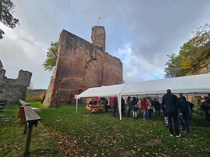 Trotz wechselhaftem Wetter waren zahlreiche Gäste zur Feierstunde auf der Burg Hohenecken erschienen. (Foto: Stadt Kaiserslautern)