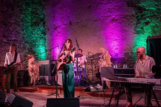 Laura Folkers mit ihrer Band (Foto: Martin Schöffel)