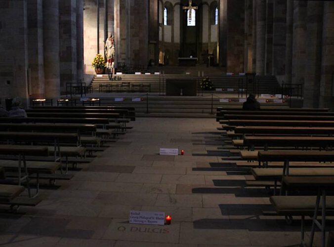 40 Kerzen leuchten auf Gräbern der Speyerer Bischöfe (Foto: Pressestelle Bistum Speyer)