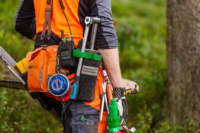 Forstwirt auf dem Weg zu Baumfällarbeiten (Foto: Landesforsten.RLP.de / J.Fieber)
