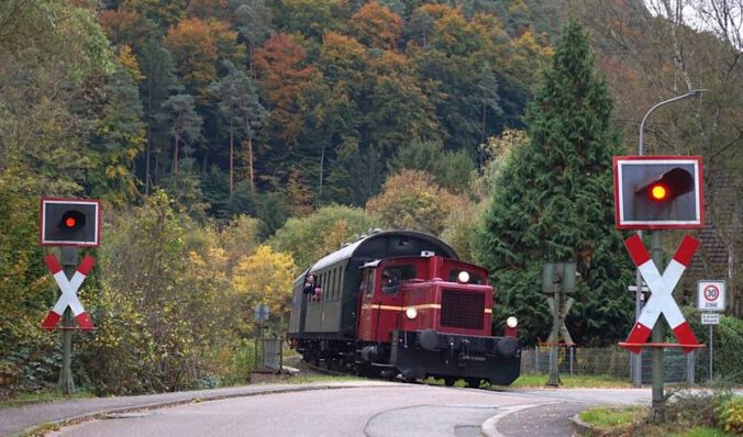 Der Köf-Express in Hinterweidenthal Ort (Foto: fritz engbarth)
