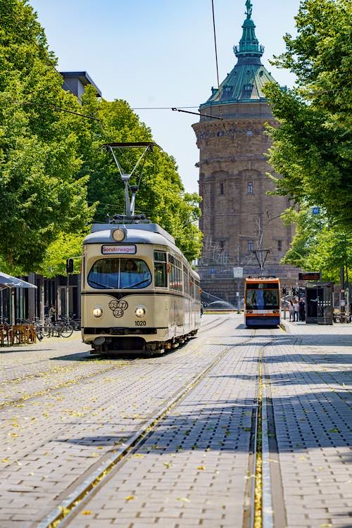 Das neue rnv-Fahrzeug vor dem Mannheimer Wasserturm (Foto: rnv GmbH/Haubner)