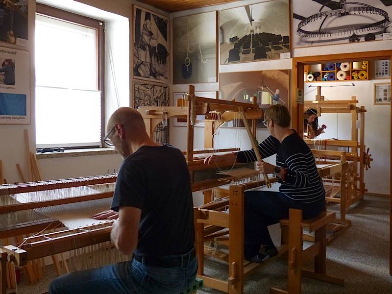 Die freudig gestimmten Teilnehmer und Teilnehmerinnen beim Webkurs (Foto: Webermuseum Lindenberg)