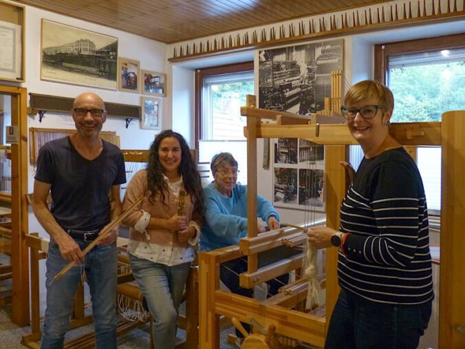 Die freudig gestimmten Teilnehmer und Teilnehmerinnen beim Webkurs (Foto: Webermuseum Lindenberg)