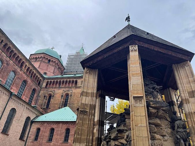 Das Gerüst um den Ölberg verschwindet. Ein kleiner Teil muss noch abgebaut werden. © (Foto: Domkapitel Speyer)