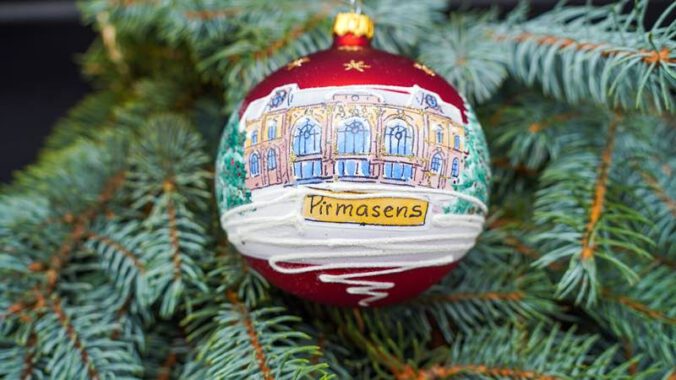 Die Pirmasenser Christbaumkugel. Die Edition 2025 zeigt das Forum Alte Post (Foto: Stadt Pirmasens / Max Mahr)