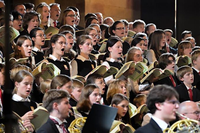 Chorformation der Dommusik beim diesjährigen Abschlusskonzert der Internationalen Musiktage (Foto: Dommusik Speyer, Foto: Klaus Landry)