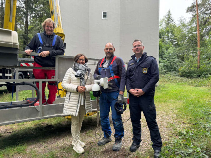 Mitarbeiter der Installationsfirma, Verbandsbürgermeisterin Iris Fleisch (VG Hagenbach) und Brand- und Katastrophenschutzinspekteur Christian Betzel, die sich von der Installation und der Technik vor Ort ein Bild gemacht hatten. (Foto: Kreisverwaltung GER)