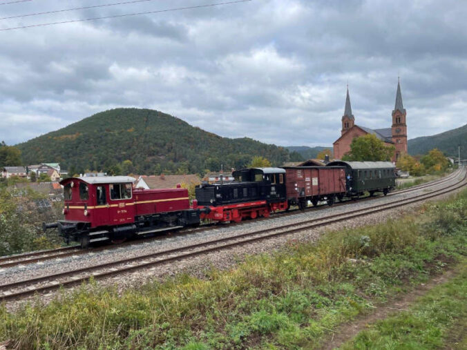 Der Köf-Express auf der Fahrt ins Dahner Felsenland (Foto: ZÖPNV/fe)