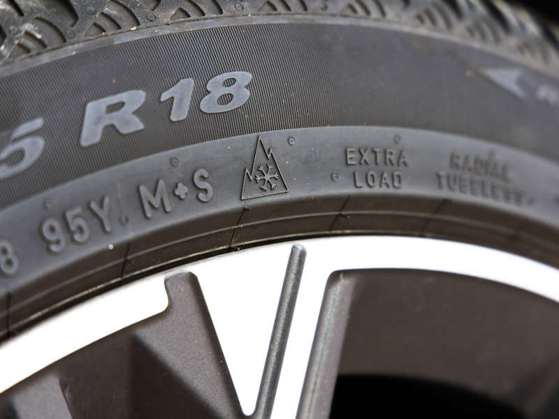 Winterreifen erkennt man am sogenannten Alpine-Symbol auf der Reifenflanke. (Foto: ADAC Südbayern)