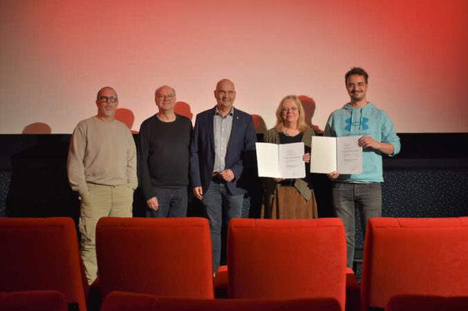 v.l.: Jörg Jacob, Stefan Sprengart, Bürgermeister Manfred Schulz, Ursula Simgen-Buch und Nathanael Buch freuen sich über die erneute Auszeichnung der beiden Programmkinos in Kaiserslautern und Enkenbach-Alsenborn. (Foto: Stadt Kaiserslautern)