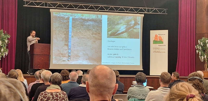 Abwechslungsreiches Programm zum Thema Böden: Hier ein Beitrag von Damien Ertlen von der Universität Straßburg. (Foto: Biosphärenreservat/Ofer)