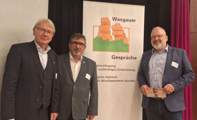 Dr. Klaus Weichel, der stellvertretende Vorsitzende des Bezirkverbands Pfalz als Träger des deutschen Teils des Biosphärenreservats, Serge Weil, der stellvertretende Vorsitzende des SYCOPARC als Träger des französischen Teils des Biosphärenreservats, sowie Olaf Nehrbaß, der Leiter der Landeszentrale für Umweltaufklärung Rheinland-Pfalz. (Foto: Biosphärenreservat/Ofer)