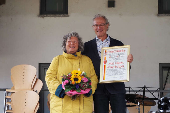Ursula Kaiser-Wassyl und Axel Wassyl zusammen mit der Ehrenbürgerurkunde (Foto: D. Hammann)