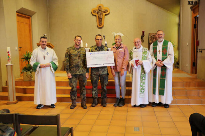 Scheckübergabe (Foto: Bundeswehr/Frank Wiedemann)