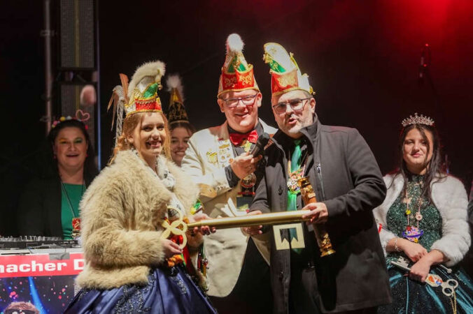 Schlüsselübergabe (Foto: Holger Knecht)