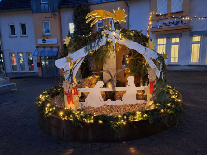 Der Gäsbockbrunnen am Abend (Foto: FWG Lambrecht)