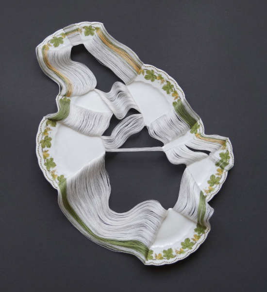 Helena M. Hafemann: Aus der Serie Fadenschein (Porzellan und Faden) (Foto: Helena M. Hafemann mit freundlicher Genehmigung von Jarmuschek + Partner)