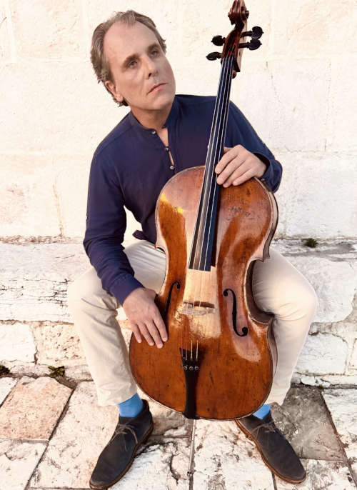 Solist beim Adventskonzert in der Jugendstil-Festhalle am 30. November ist Michael Geißler am Cello. (Quelle: Michael Geißler)