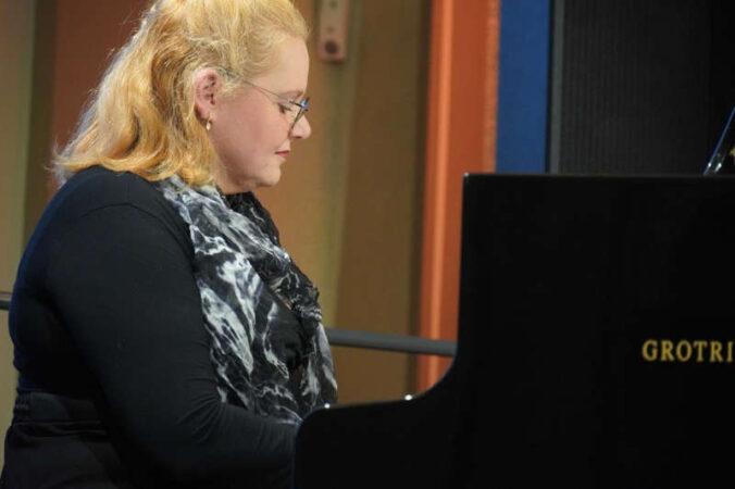 VHS-Musikschüler wie Carmen Schäfer am Klavier. (Foto: VHS Pirmasens)