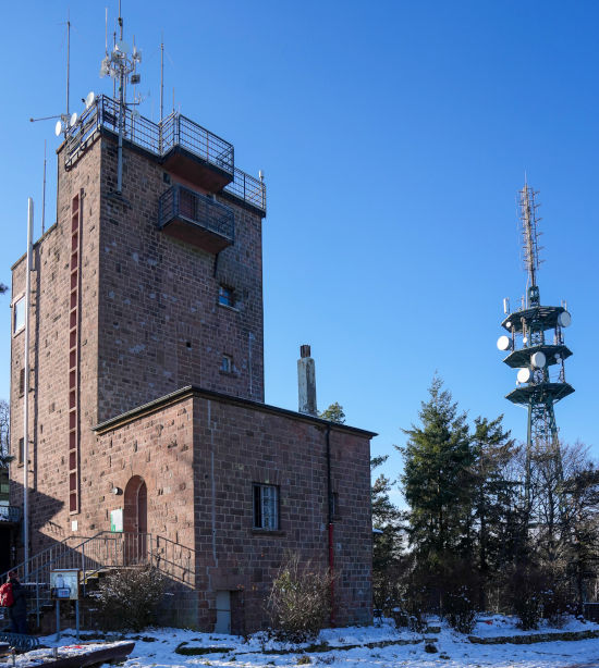 Kalmithaus (Ludwigshafener Hütte) und Kalmitsendemast (Foto: Holger Knecht)