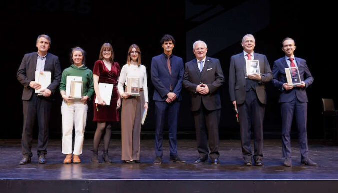 Die Gewinnerinnen und Gewinner im Nachwuchs- und Hauptpreis. Naim Bajcinca, Alissa Horsch, Leandra Philipp, Victoria Fuchs, Benjamin Martins, Bezirkstagsvorsitzender Hans-Ulrich Ihlenfeld, Dr. Andreas Becker und Maximilian Spanier (Foto: Reiner Voß / View)