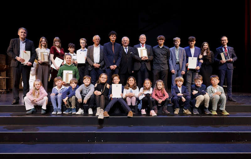 Alle Gewinnerinnen und Gewinner sowie die ausgezeichneten Schülerinnen und Schüler. (Foto: Reiner Voß / View)